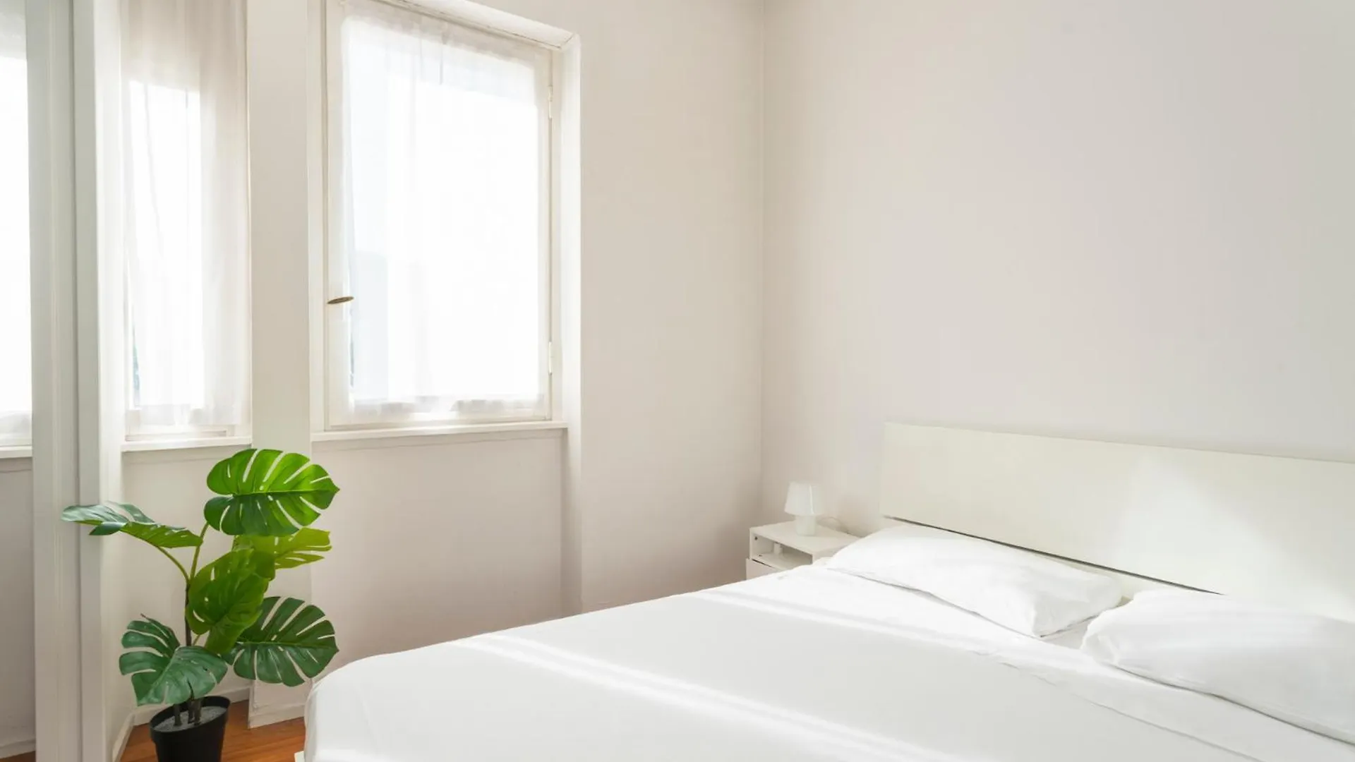 White & Beauty In Milan Center Apartment